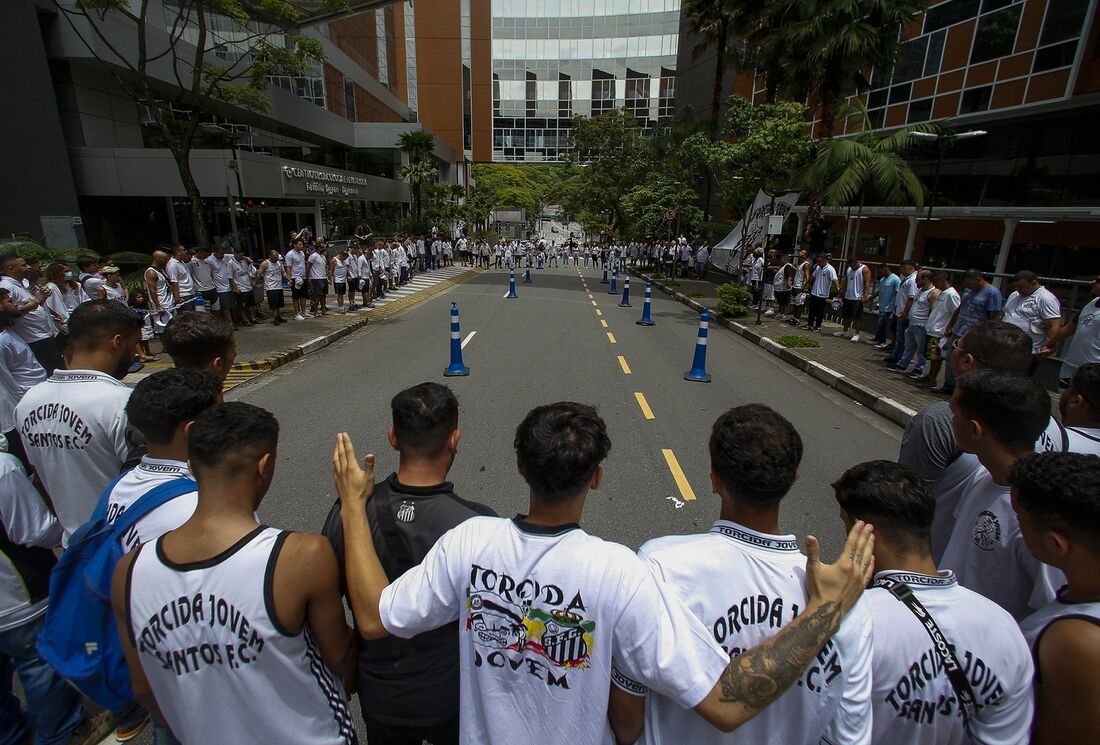 Torcedores santistas estiveram rezando na frente do hospital onde Pelé segue internado