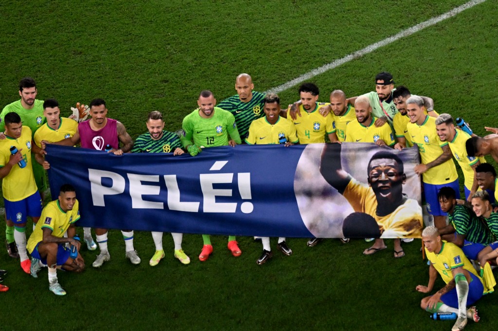 Jogadores fhomenagearam Pelé após a goleada aplicada sobre a Coreia do Sul