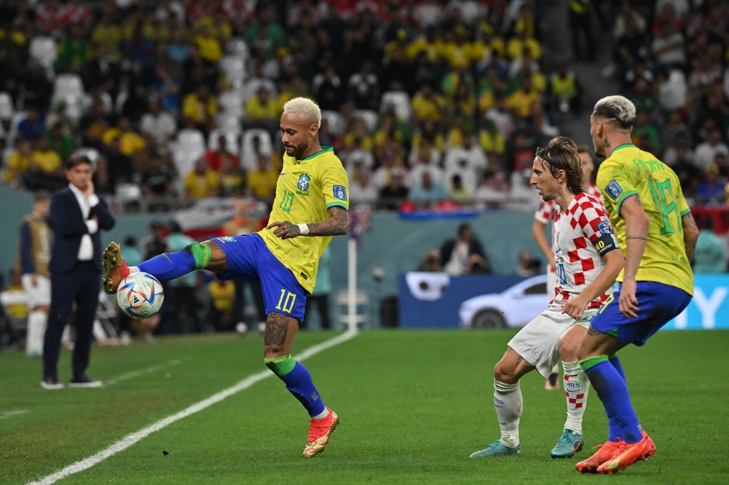 Neymar tenta jogada diante de Modric