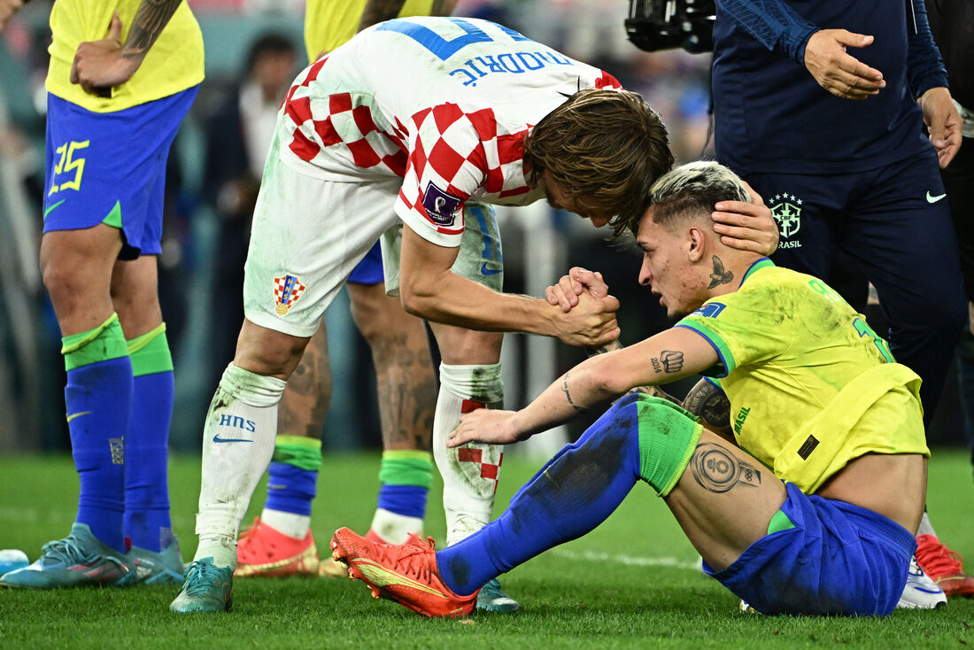 Luka Modric consola Antony após o jogo