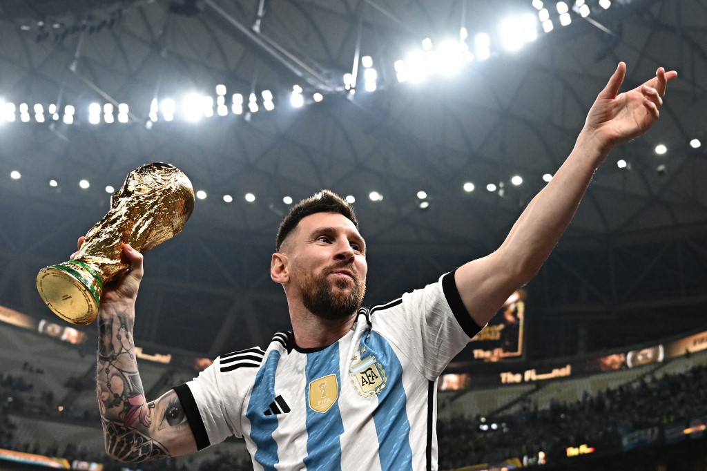 Messi com a taça da Copa do Mundo