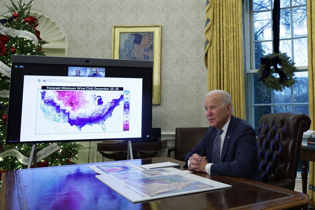 Joe Biden recebe informações sobre o clima estadunidense no Natal