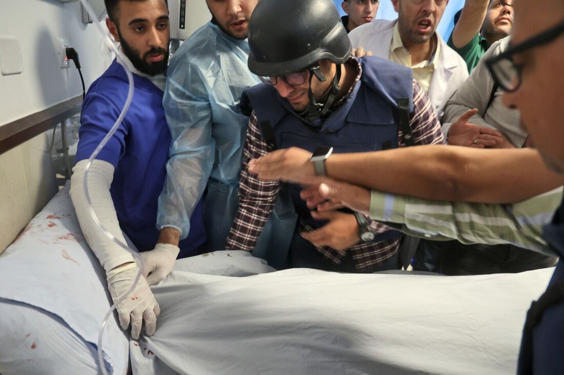 O cinegrafista palestino Mujahed al-Saadi da TV Palestine Today lamenta com outros jornalistas o corpo da repórter veterana da Al-Jazeera Shireen Abu Aqleh em 11 de maio de 2022, no hospital de Jenin.