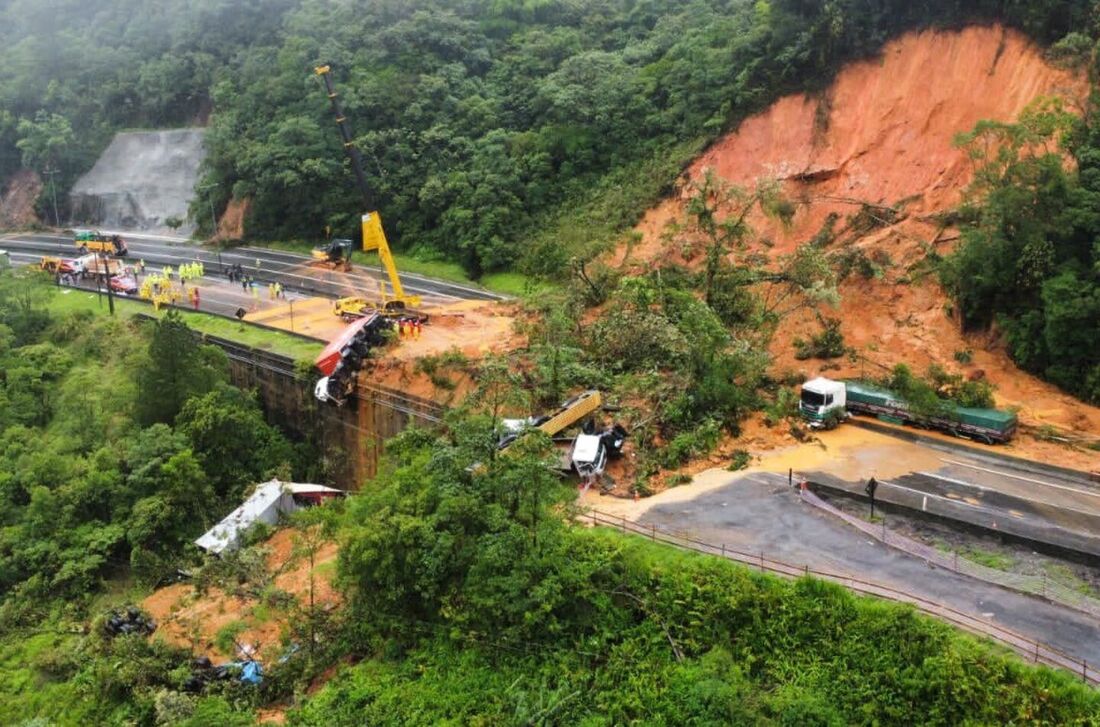 Deslizamento de terra ocorrido na BR-376, na altura de Guaratuba, no litoral do Paraná 