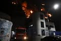 Bombeiros tentam controlar incêndio no Morro dos Cabritos, em Copacabana