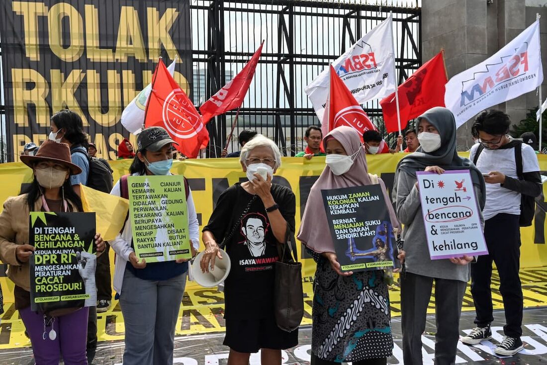 Ativistas realizam protesto contra o novo código penal da Indonésia, que proíbe o sexo fora do casamento