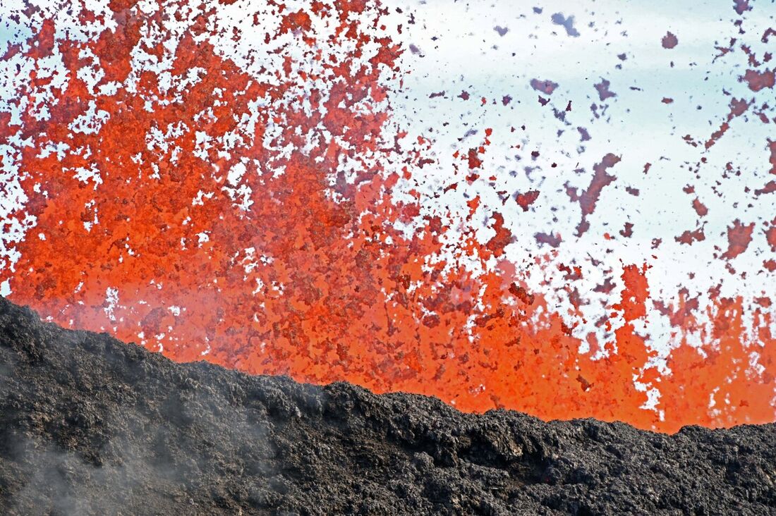 Respingos são lançados da fissura 3 na zona de fenda nordeste do vulcão Mauna Loa perto de Hilo, Havaí