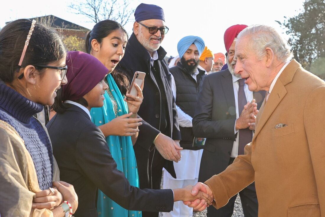 Rei Charles III em visita à cidade de Luton, ao norte de Londres