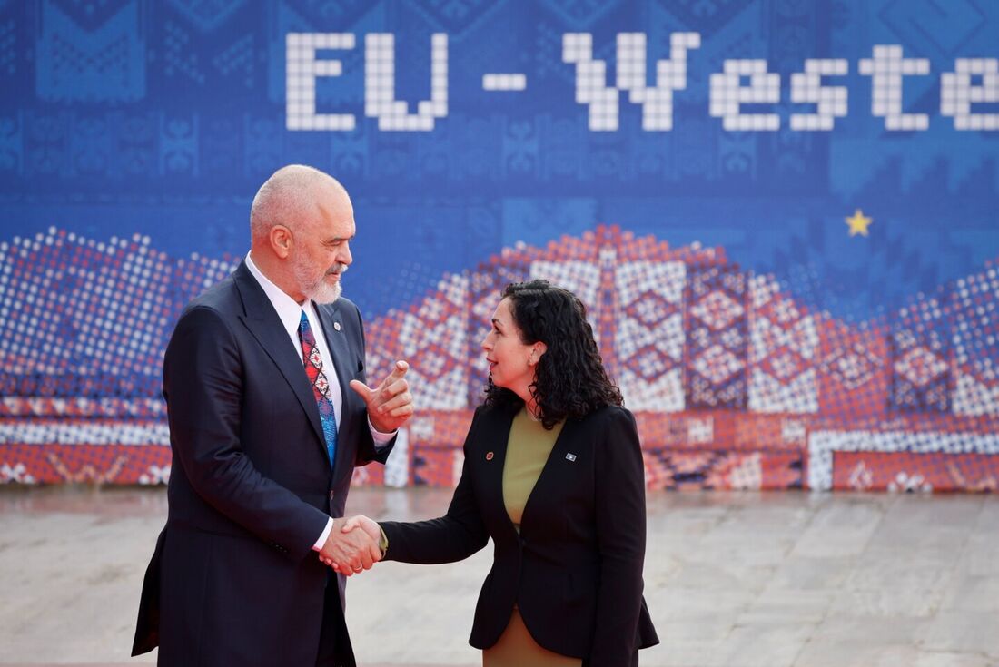 O primeiro-ministro da Albânia, Edi Rama, dá as boas-vindas à presidente de Kosovo, Vjosa Osmani-Sadriu, quando ela chega para a cúpula UE-Bálcãs Ocidentais em Tirana, em 6 de dezembro de 2022