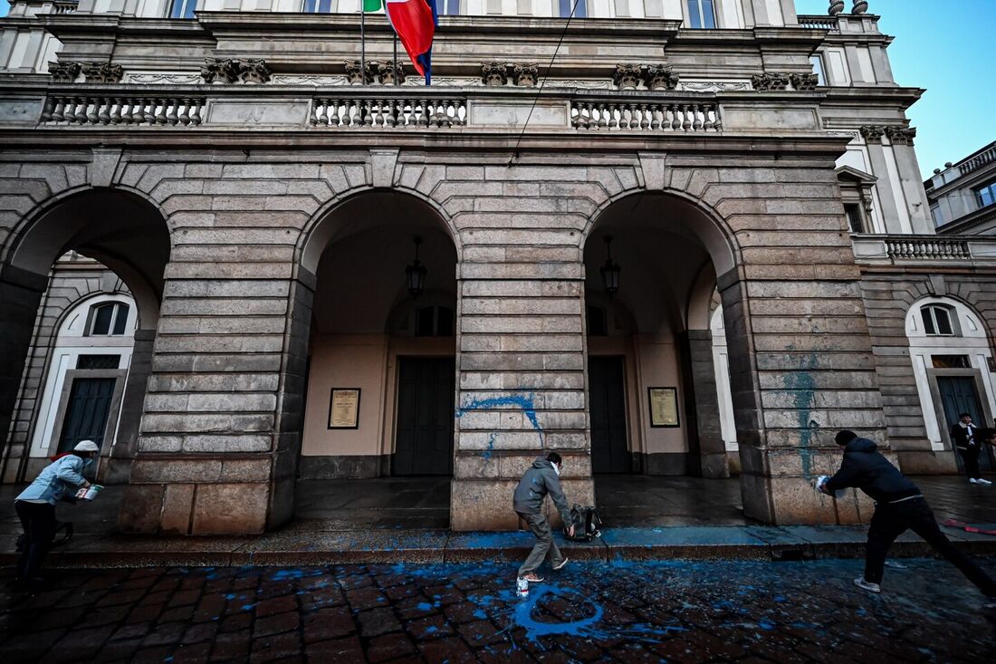 Ativistas ambientais jogam tinta na entrada do La Scala em Milão