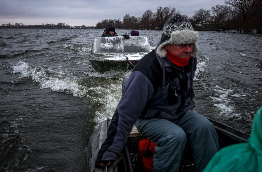 A perigosa travessia do rio Dnieper com o frio e as bombas