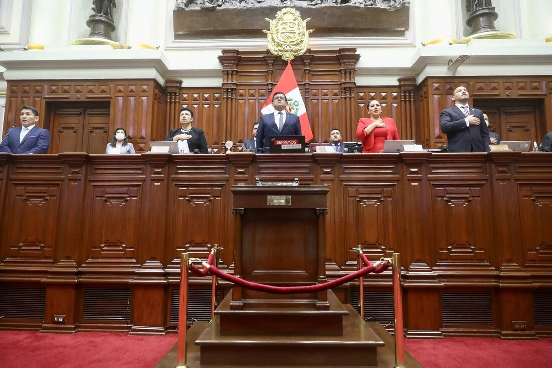 Congresso peruano, José Williams Zapata (C), durante a sessão plenária antes da votação do impeachment do presidente Pedro Castillo em Lima em 7 de dezembro de 2022