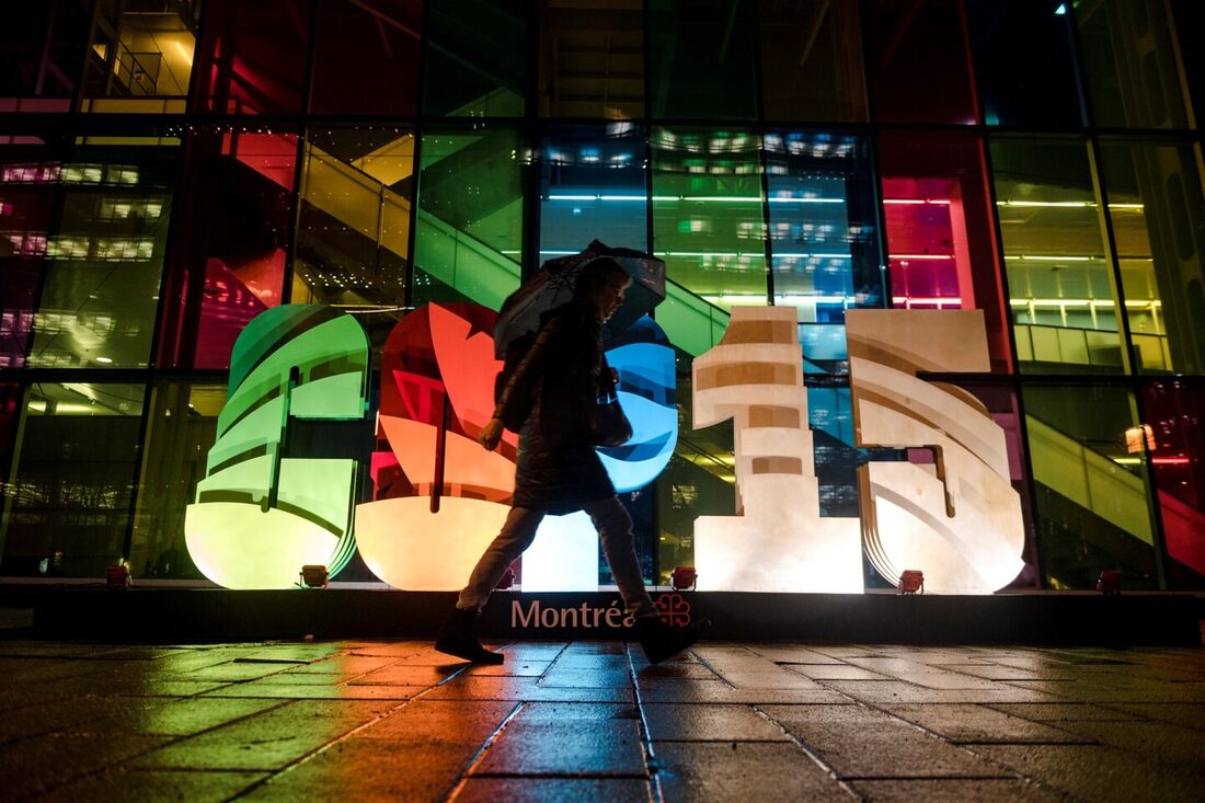 Uma pessoa caminha pelo sinal iluminado durante a Conferência de Biodiversidade das Nações Unidas (COP15) em Montreal, em 7 de dezembro de 2022