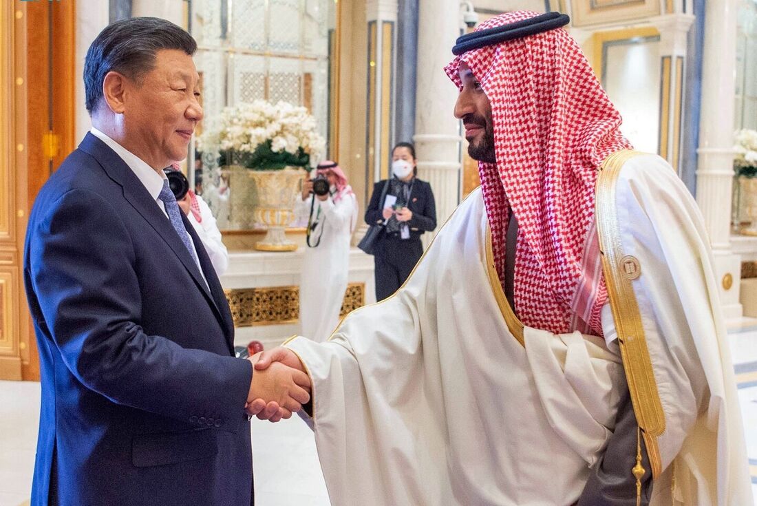 Presidente chinês,  Xi Jinping e Príncipe Mohammed bin Salman (R) 