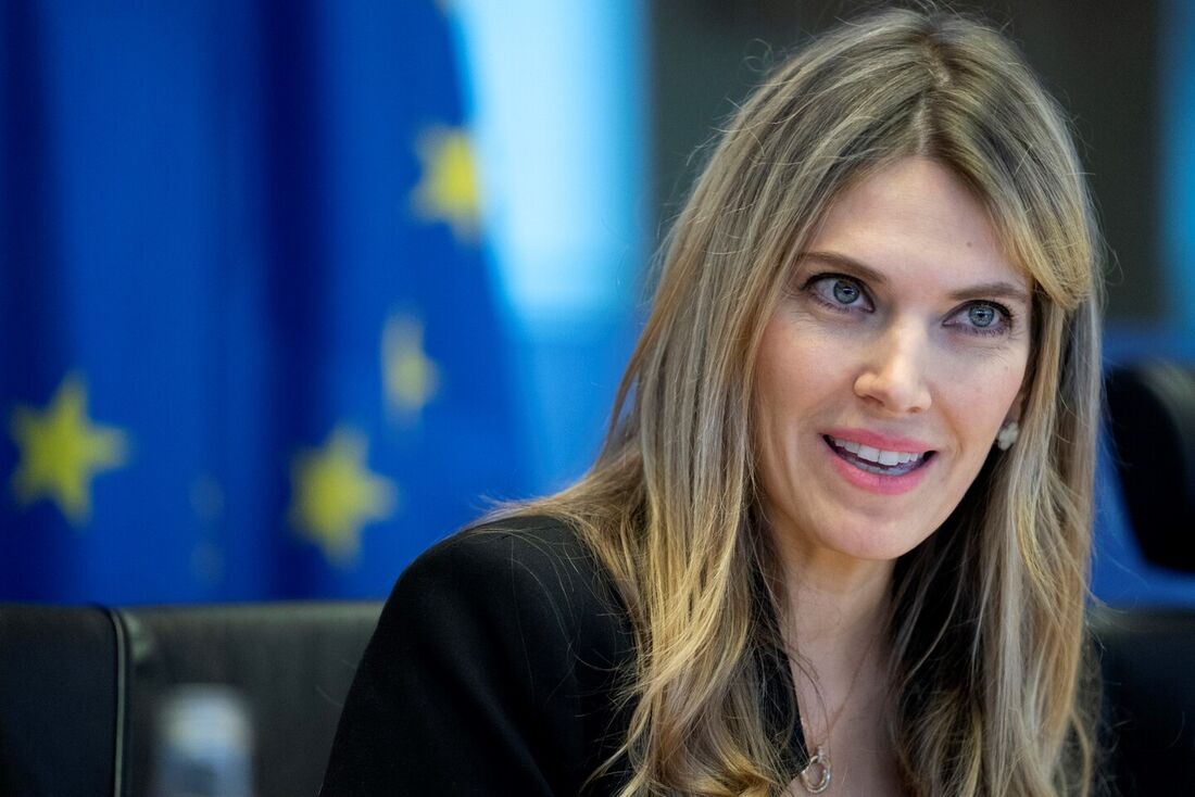 A política grega e vice-presidente do Parlamento Europeu Eva Kaili fala durante uma reunião em BruxelasA política grega e vice-presidente do Parlamento Europeu Eva Kaili fala durante uma reunião em Bruxelas