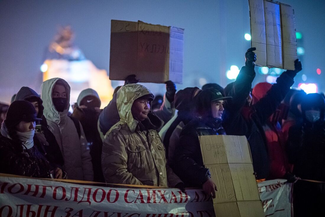 Manifestantes desafiam a noite e o frio para exigir justiça na Mongólia