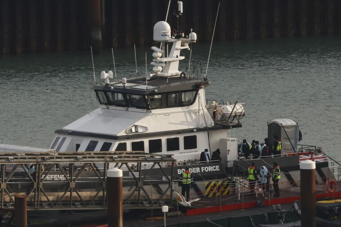 Quatro mortos e 43 resgatados após naufrágio de embarcação de migrantes no Canal da Mancha