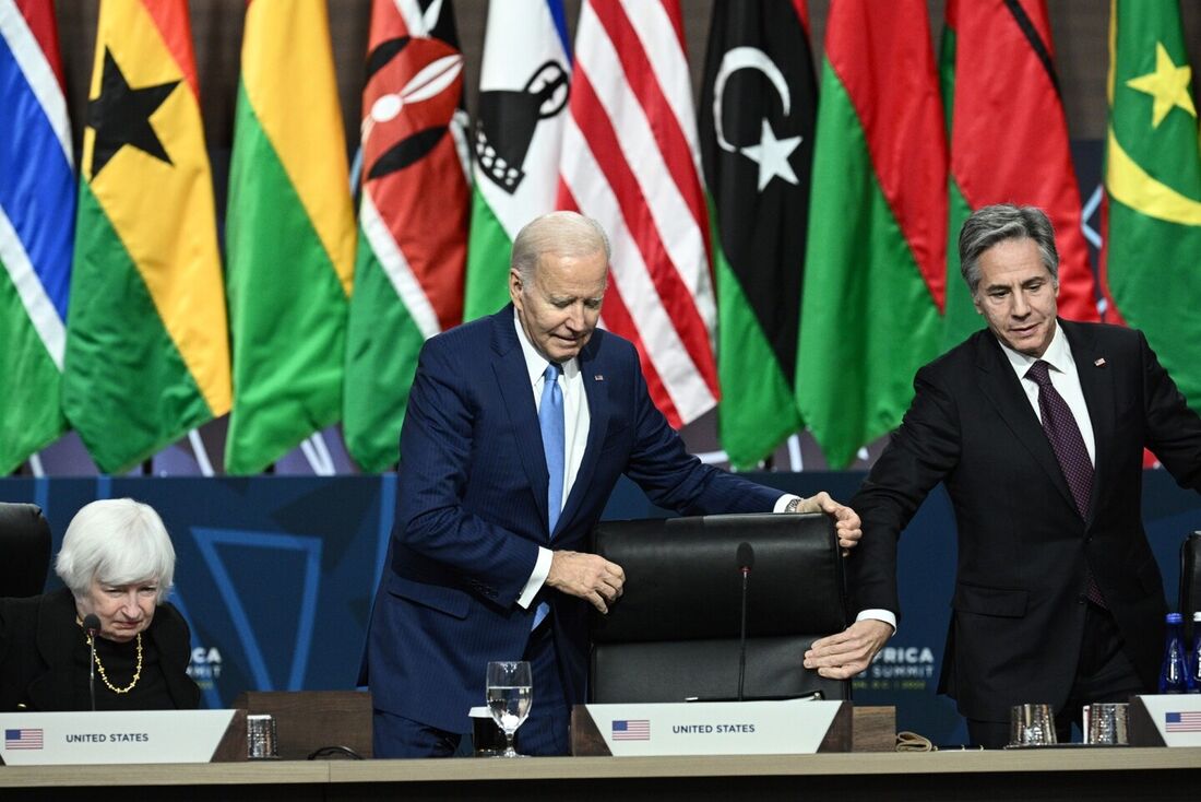 O Presidente dos Estados Unidos Joe Biden (C) e o Secretário de Estado Antony Blinken (R) chegam à sessão de encerramento da Cimeira de Líderes EUA-África sobre "Promoção da Segurança Alimentar e Resiliência dos Sistemas Alimentares". no Walter E. Washing