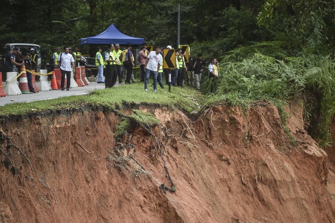 Deslizamento de terra deixa 16 mortos e 17 desaparecidos na Malásia