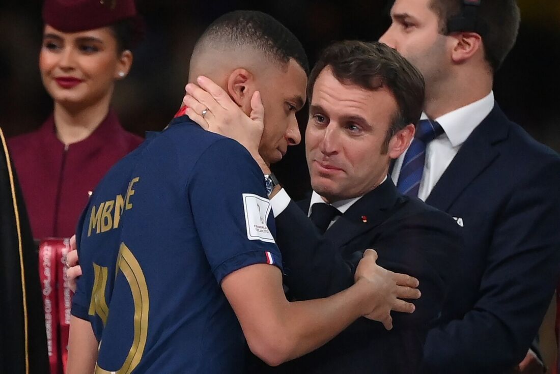 Atitude de Macron com Mbappé foi "ridícula", afirma oposição francesa