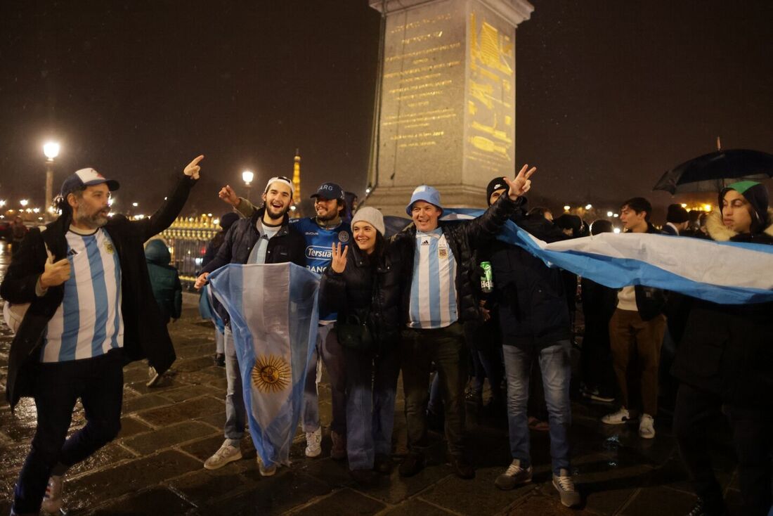 Festa argentina em Paris pelo Mundial de Messi