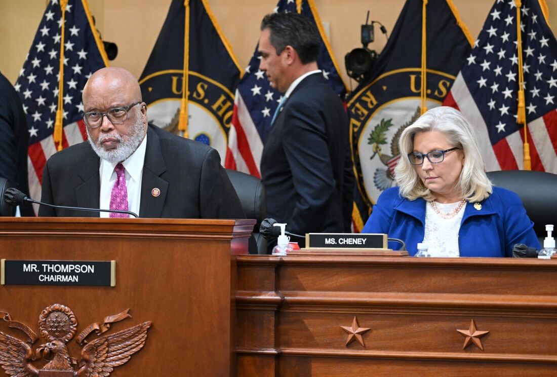 O presidente do comitê, Bennie Thompson (esquerda), e a vice-presidente, Liz Cheney, convocam uma audiência do Comitê Seleto da Câmara dos EUA para investigar o ataque de 6 de janeiro ao Capitólio dos EUA, no Capitólio em Washington, DC