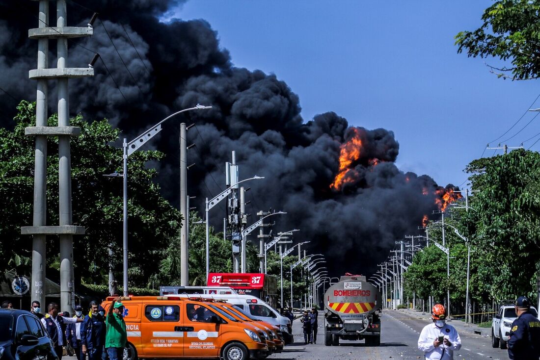 Bombeiro morre em incêndio em depósito de combustível na Colômbia