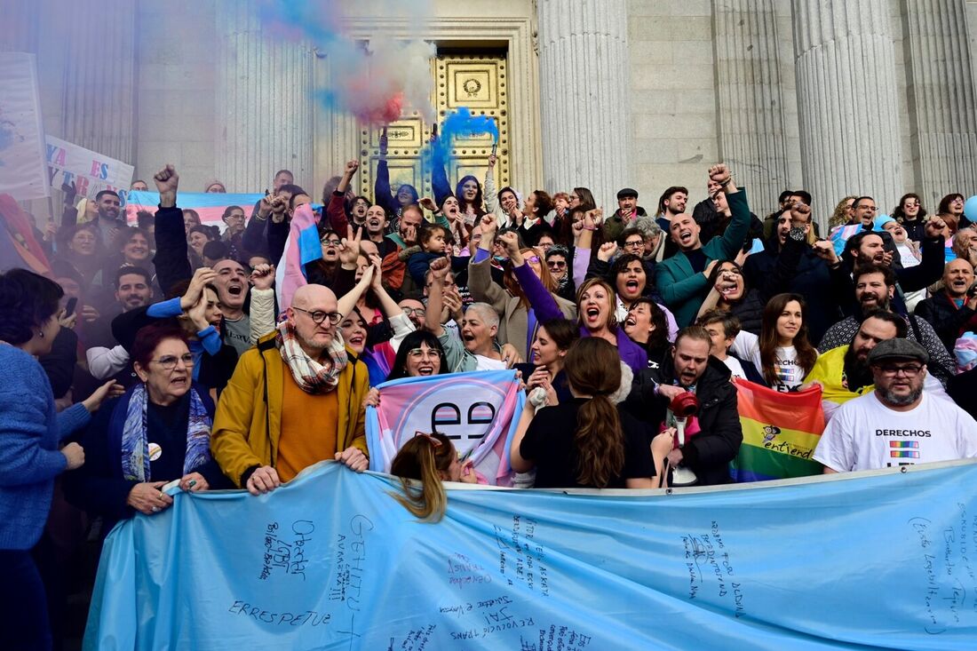 Deputados espanhóis aprovam lei sobre direitos das pessoas trans