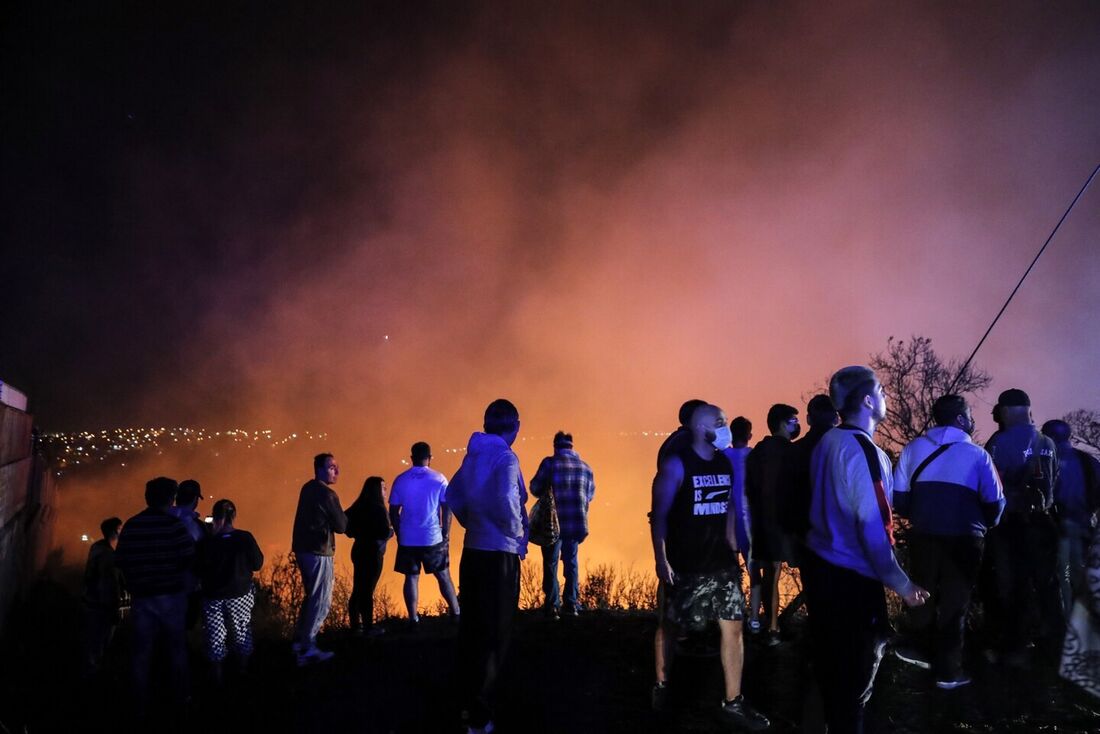 Incêndio em Viña del Mar deixa dois mortos e atinge 400 casas