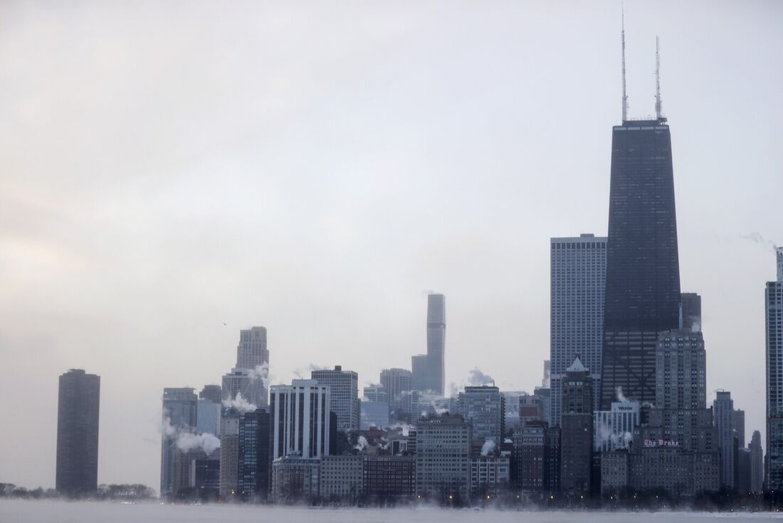 Névoa sobe de Chicago e do Lago Michigan ao nascer do sol em 23 de dezembro de 2022, onde as temperaturas atingiram -6F (-21C), antes do feriado de Natal