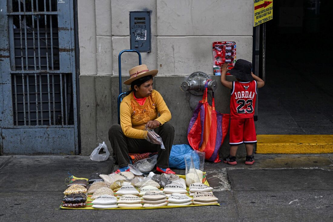 Uma mulher andina vende seus produtos no centro de Lima em 23 de dezembro de 2022