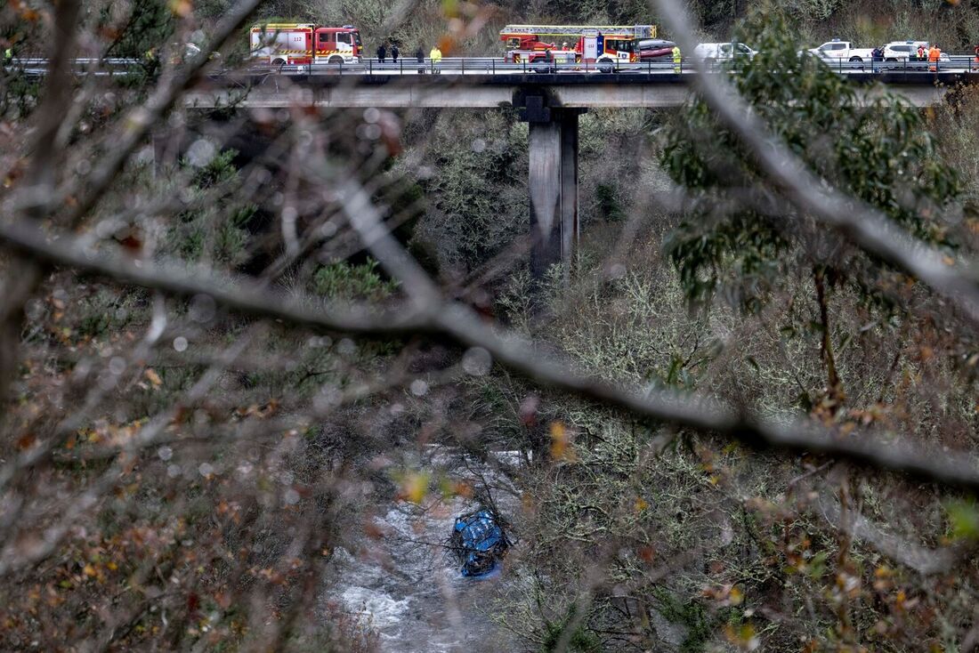 Sobe para sete total de mortos por acidente de ônibus na Espanha