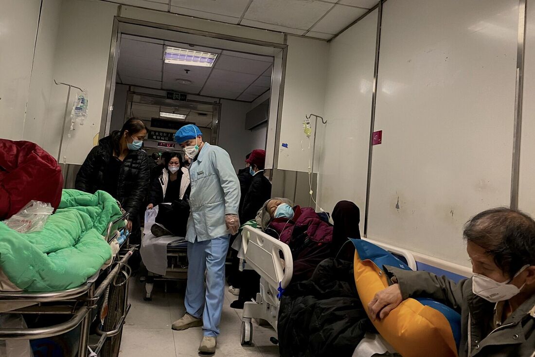 Pacientes com Covid-19 em macas no Tianjin First Center Hospital em Tianjin em 28 de dezembro de 2022