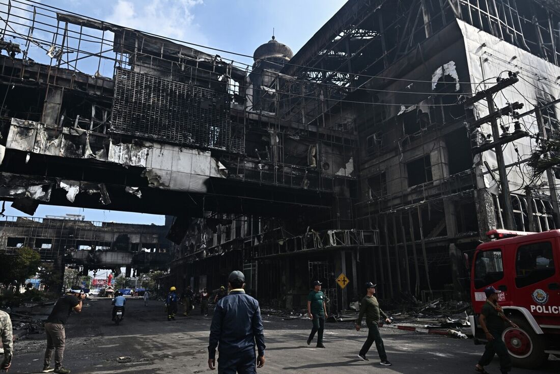 Parte do hotel-cassino Grand Diamond City destruída após um incêndio