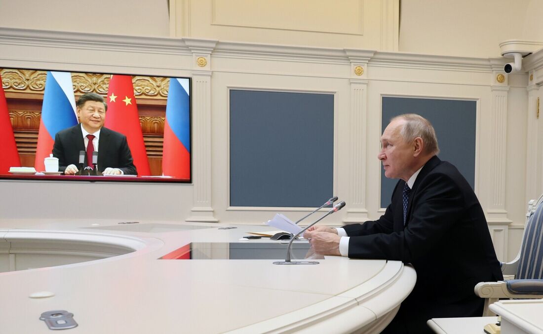 O presidente russo, Vladimir Putin, realiza uma reunião com o presidente chinês, Xi Jinping, por meio de um link de vídeo no Kremlin, em Moscou