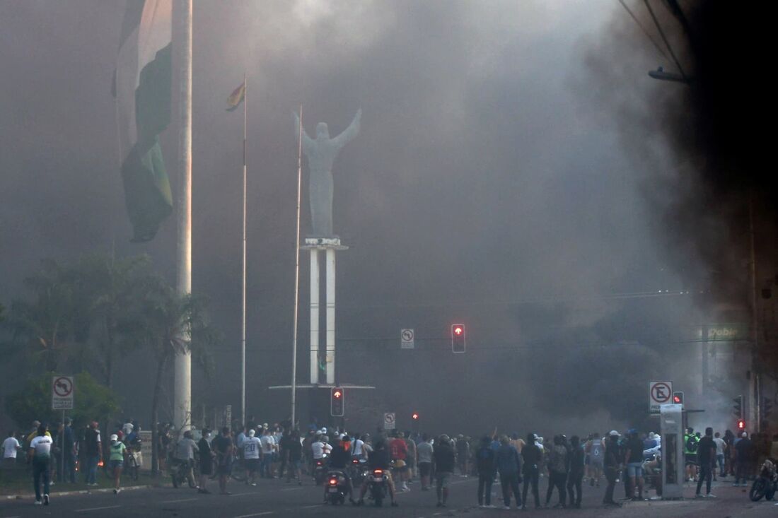  Manifestantes entram em confronto com a tropa de choque na Bolívia