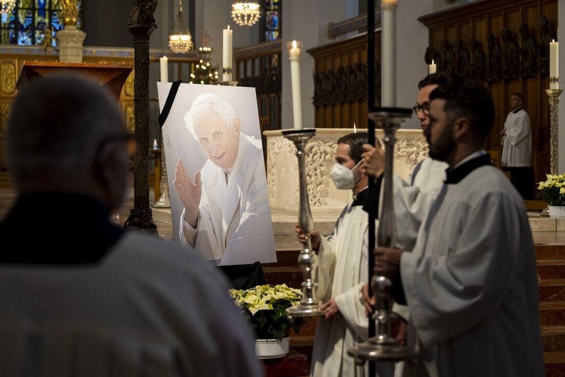 Francisco homenageia Bento XVI, 1º papa da era moderna a renunciar