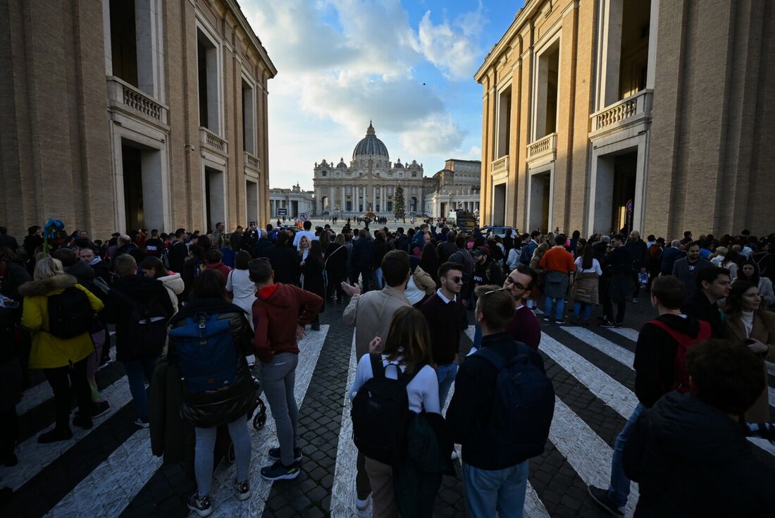 Fiéis se dirigem à Praça de São Pedro, no Vaticano, após morte do Papa emérito Bento XVI 