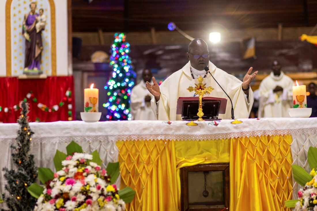 Francisco homenageia Bento XVI, 1º papa da era moderna a renunciar