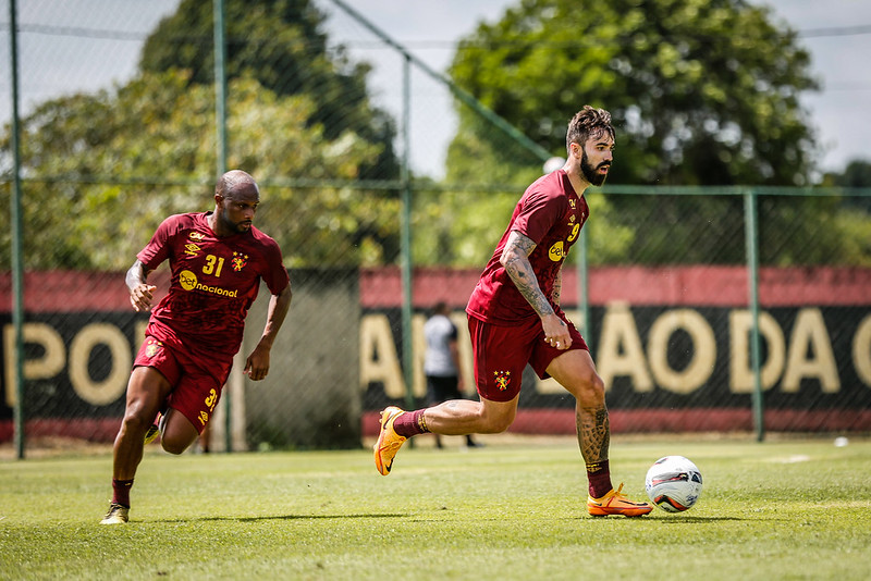 Matheus Vargas é acompanhado por Ronaldo em treino do Sport