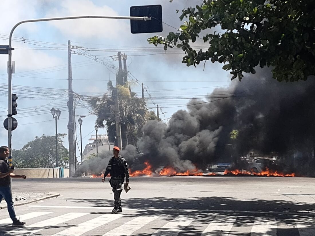 Protesto ao pé da Ponte Maurício de Nassau, na rua Martns de Barros