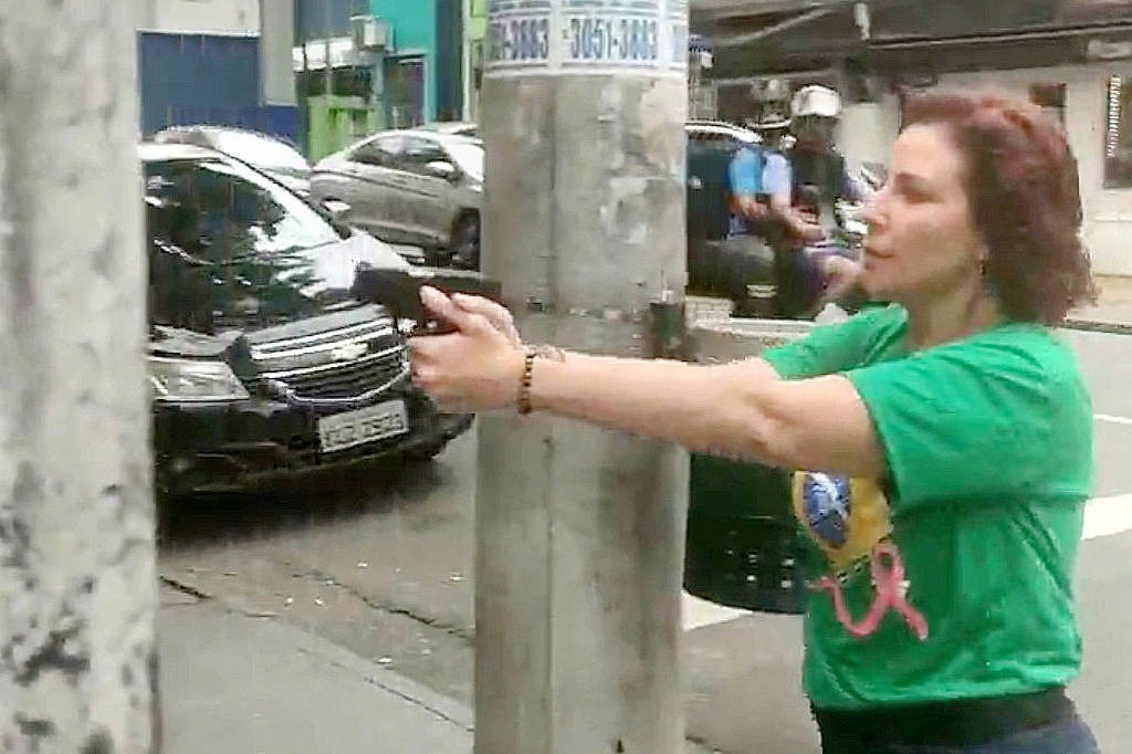 Vídeo mostra Carla Zambelli apontando arma para homem após discussão política