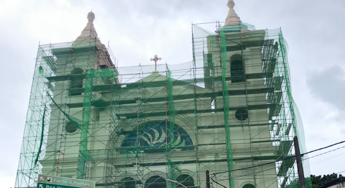 Obra na fachada da igreja