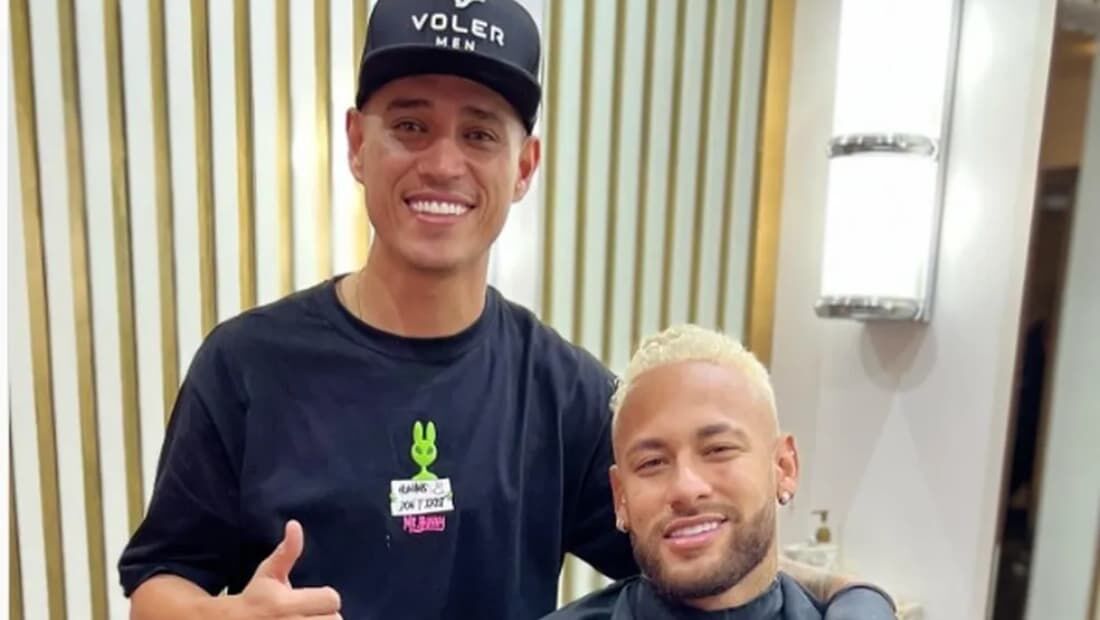 Neymar de cabelo platinado