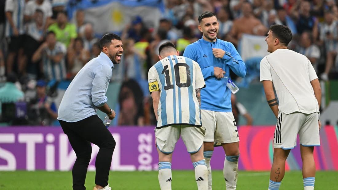 Aguero comemorando com seus ex-companheiros após a vitória da Argentina contra a Holanda 