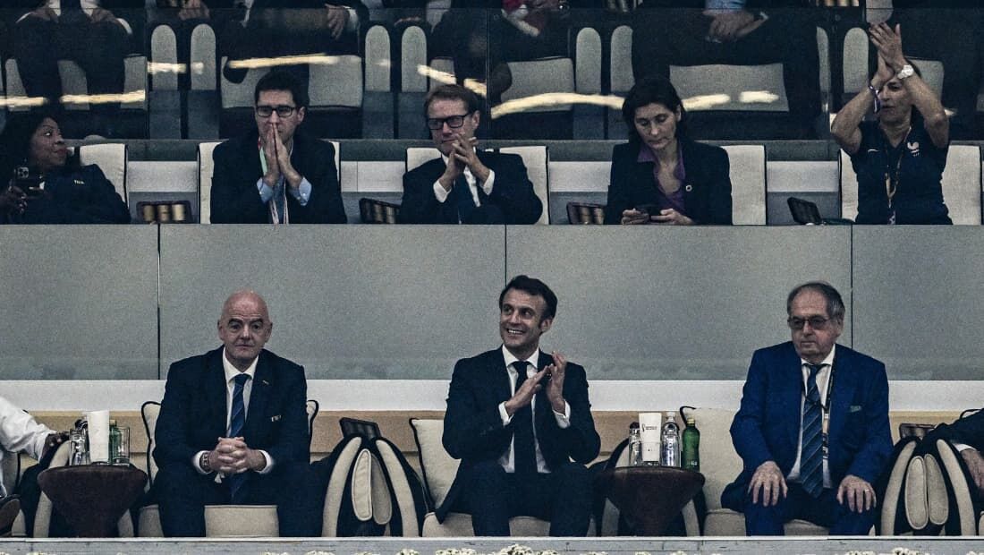 Macron durante jogo da Copa do Mundo do Catar