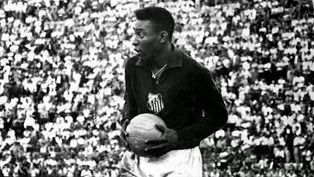 Pelé atuando como goleiro com a camisa do Santos 