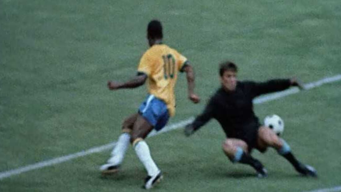 Pelé dando drible de corpo no goleiro Mazurkiewicz, do Uruguai