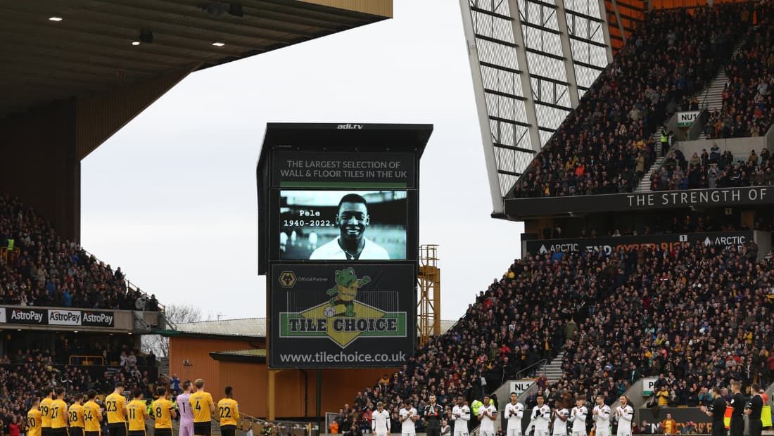 Um minuto de aplauso ao rei Pelé antes da partida do Manchester United x Wolverhampton