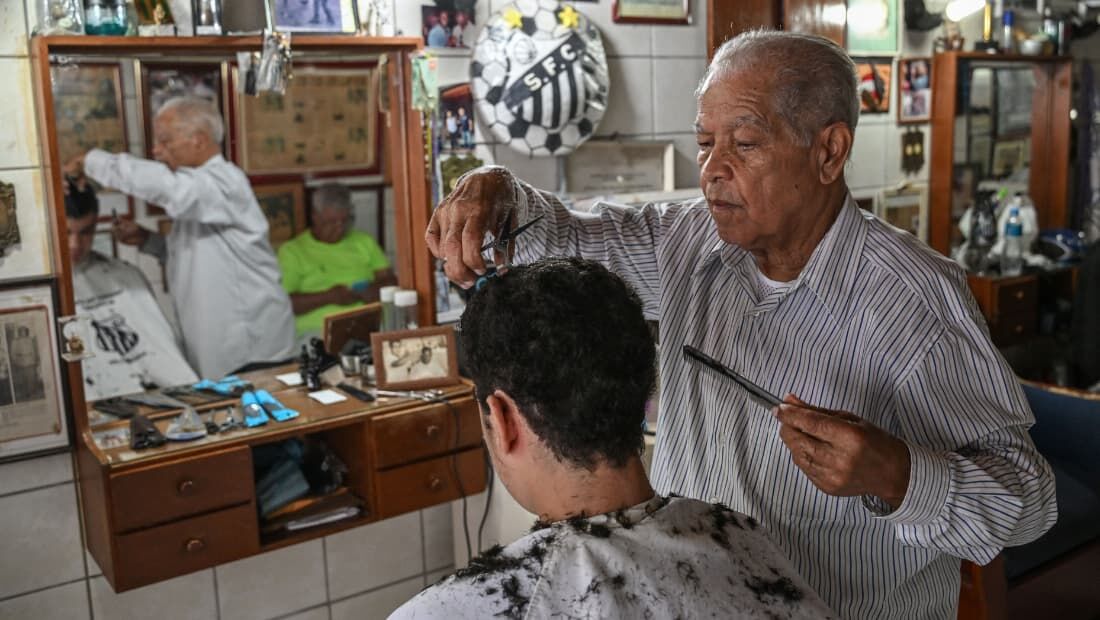 O barbeiro João Araújo, que cortou o cabelo de Pelé por mais de seis décadas